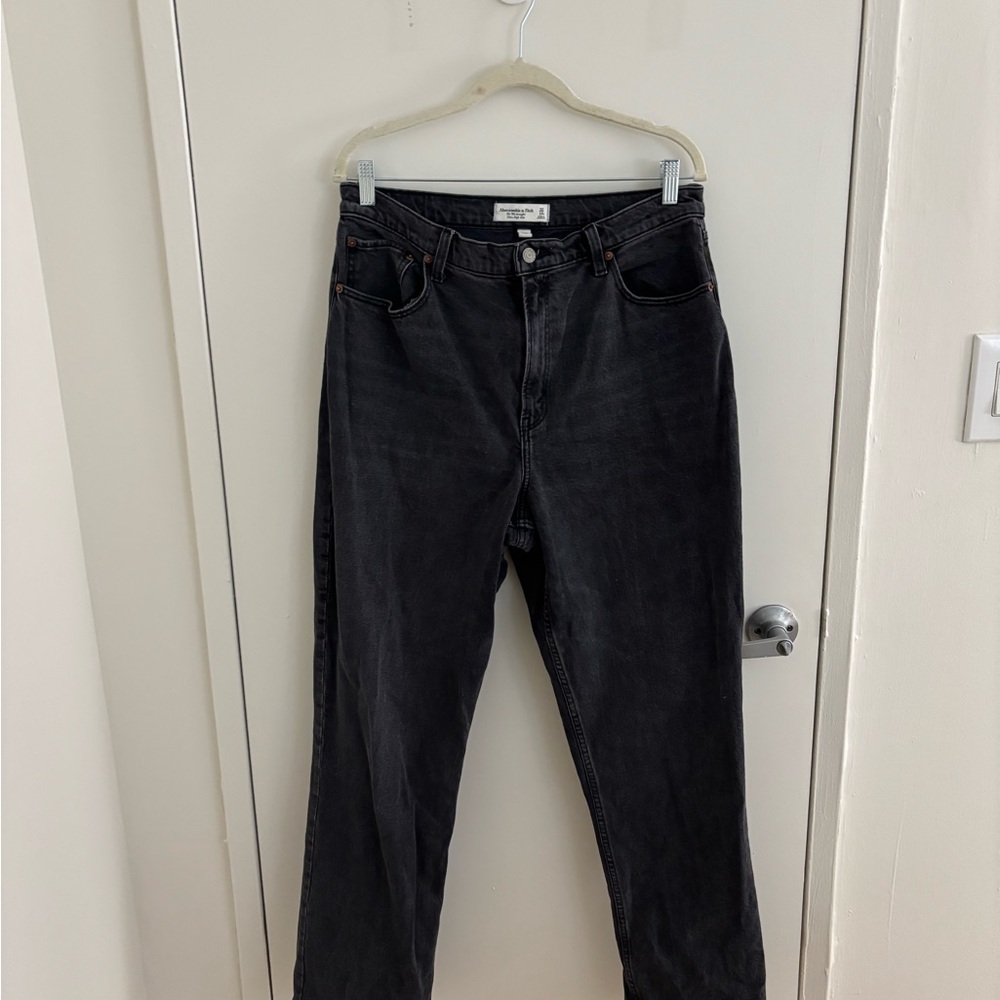 Abercrombie Curve Love Ultra High Rise 90s Straight Jean (Washed Black)